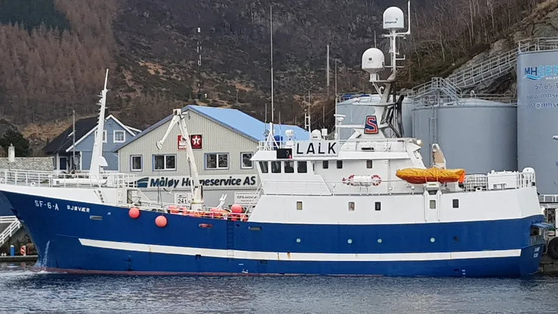 Fiskefartøy fortøyd ved kai mellom turer