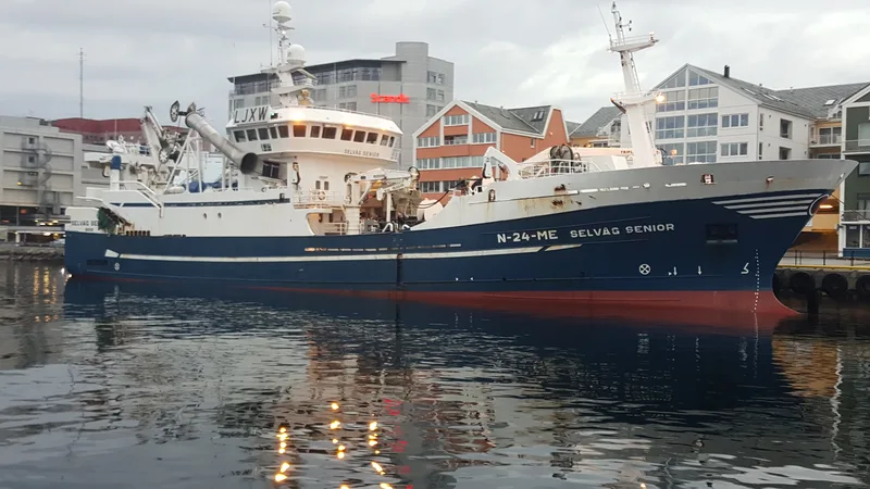 Fiskefartøy ved kai i en norsk fiskehavn